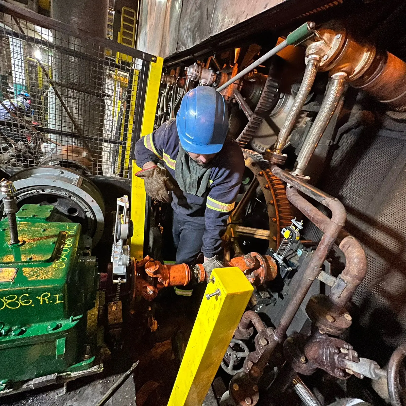 Profissional da POSSAMAI utilizando sistema PRUFTECHNIK no alinhamento a laser de acionamento industrial