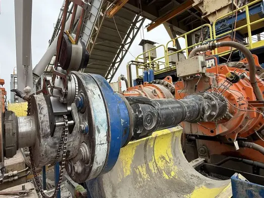 Cardã acoplado em equipamento industrial atendido pela POSSAMAI